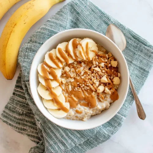 Peanut Butter Banana Oatmeal: A Quick and Nutritious Breakfast 1 Delicious peanut butter banana oatmeal with sliced bananas.