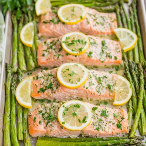 Salmon Asparagus: A Simple and Delicious Weeknight Dinner 1 Juicy salmon and asparagus dish, perfect weeknight dinner.