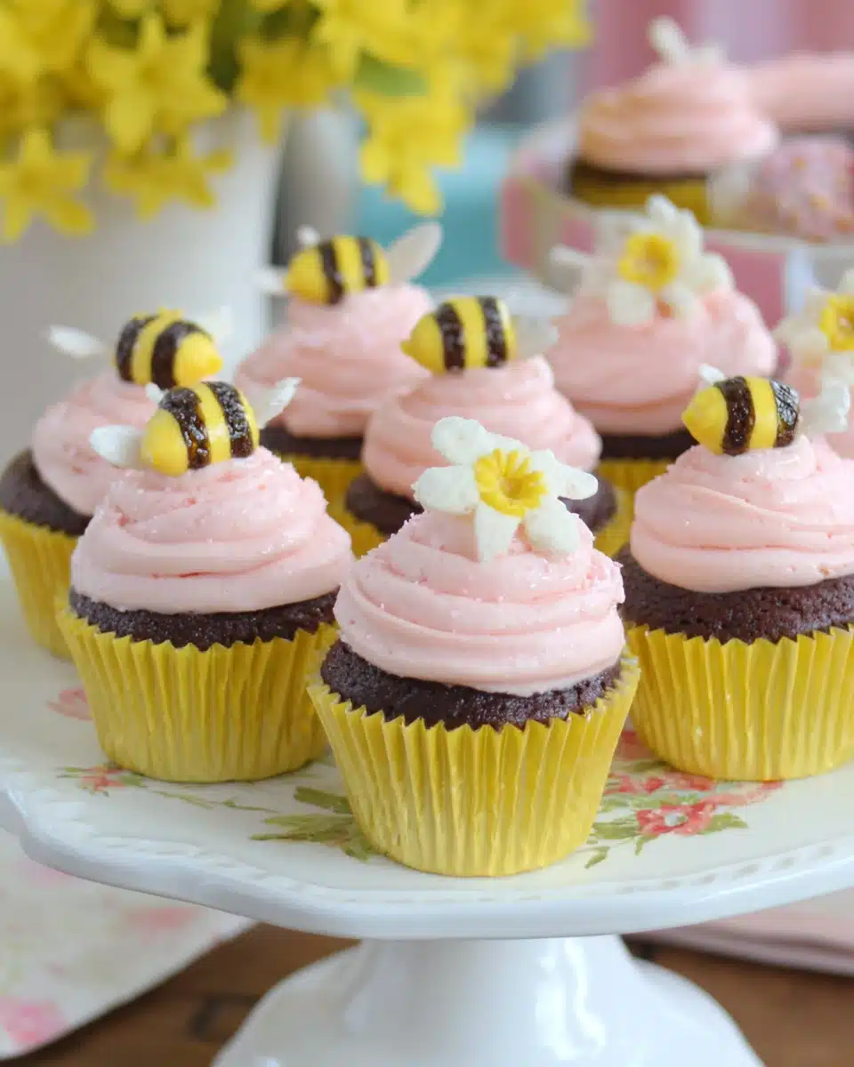 Bumblebee and Flower Cupcakes for Spring DIY bumblebee and flower cupcakes for a playful dessert.
